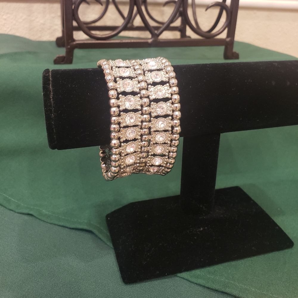 Elegant Silver Beaded Bracelet With Elastic Band